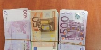 Недекларирана валута в кутии за бисквити откриха митничари Недекларирана валута в кутии за бисквити откриха митничари