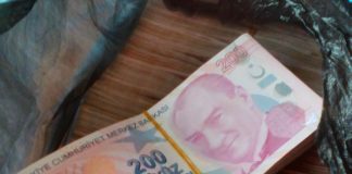 Недекларирани над 330 000 турски лири в дамска чанта Недекларирани над 330 000 турски лири в дамска чанта откриха митничари на Капитан Андреево
